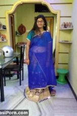 Hot Bhabhi Saree Striptease Boob Show Pictures in Telugu